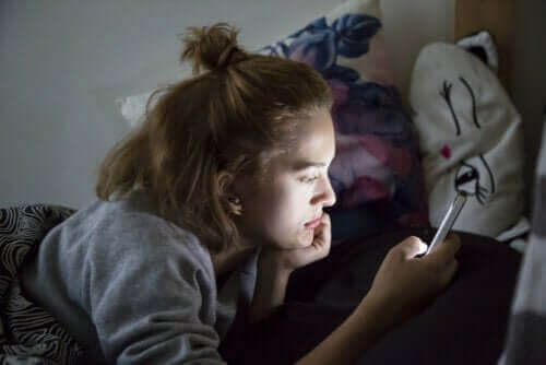 Une adolescente sur son portable