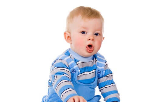Un bébé toussant