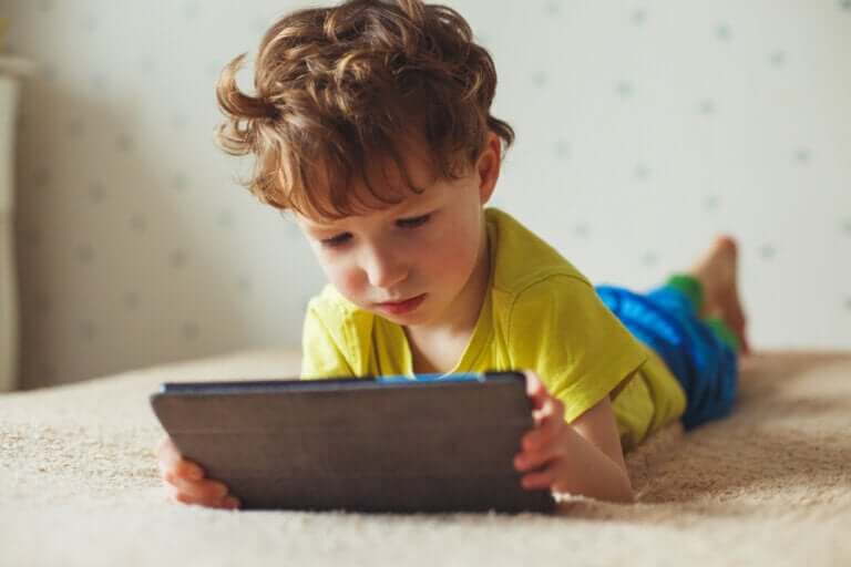 enfant tenant une tablette