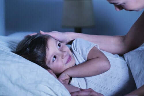 enfant et sa mère à l'heure du coucher pour se dire bonne nuit