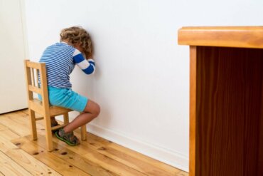 enfant puni face à un mur