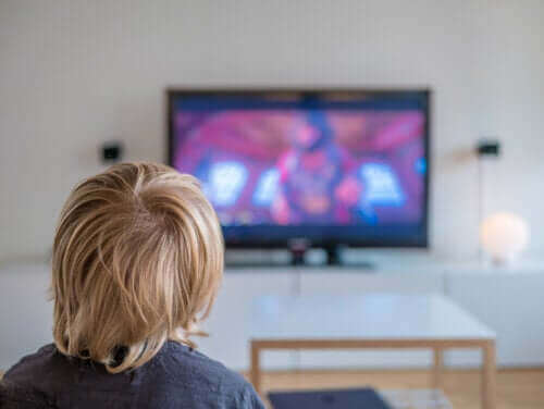 enfant regardant la télévision