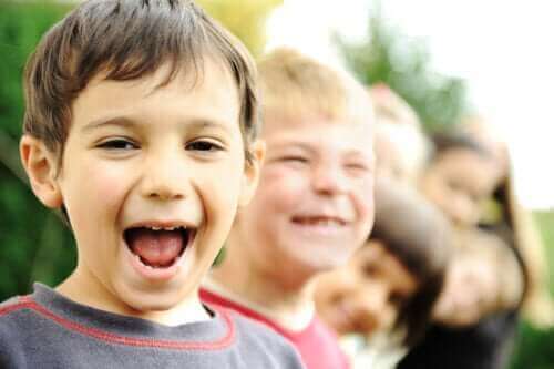 Des enfants souriant