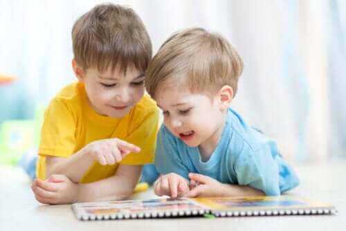 Deux enfants en train de lire des mini-livres