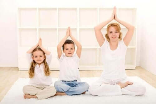 Des enfants pratiquant le yoga