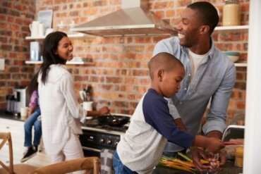 famille cuisinant à la maison pendant le confinement