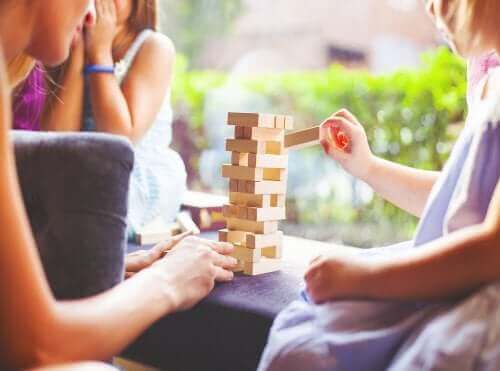 Une famille jouant au Jenga