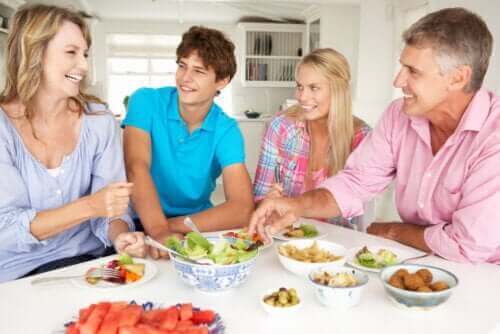 famille partageant un repas à table