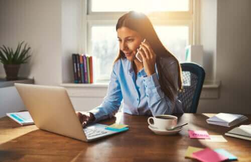 Une femme au télétravail