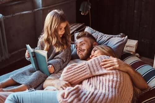 fille qui regarde un conte avec ses parents dans le froid de l´hiver 