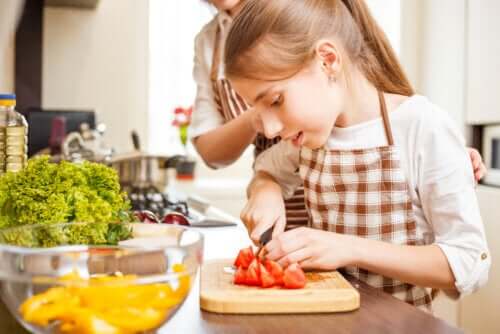 Cuisiner avec les adolescents pour leur apprendre des techniques