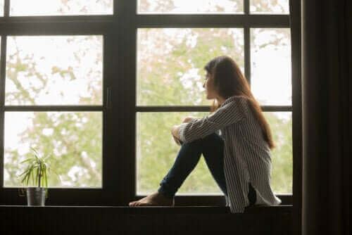 Une fille assise à la fenêtre