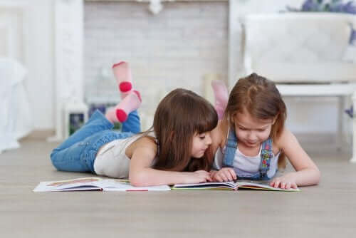 Deux filles lisant un livre.