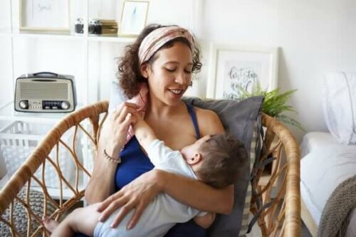 Une mère qui allaite son enfant. 