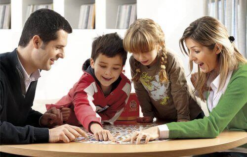 Une famille jouant à un jeu de société