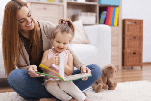 mère et fille regardent un livre