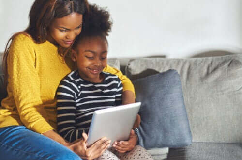 mère et fille apprenant sur une tablette