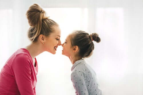 Une mère et sa fille se faisant des bisous d´esquimaux sur le nez