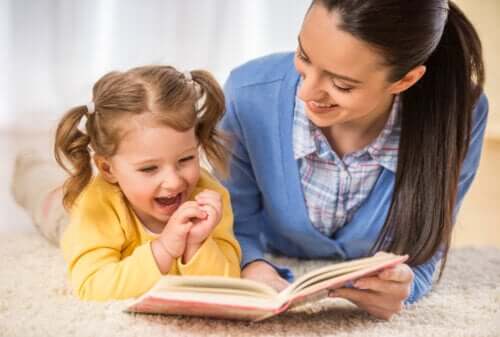 Mère et fille lisant un conte ou un livre