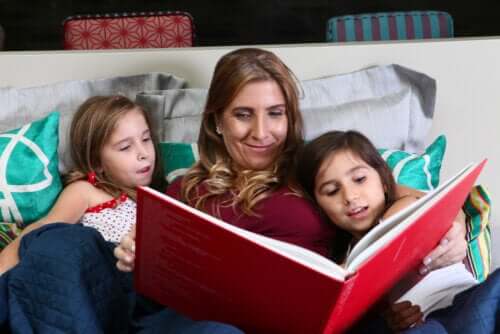 Mère et fille en train de lire un conte ou livre ensemble