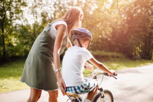 mère apprenant à faire du vélo à son fils