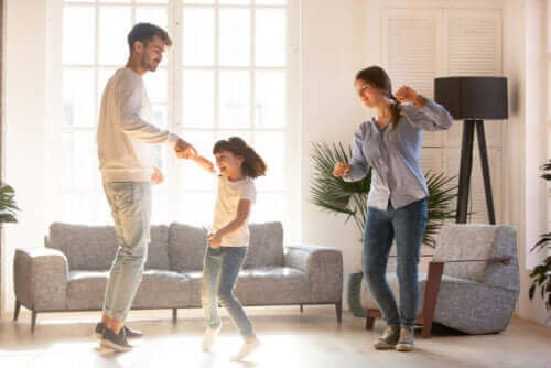 parents dansant avec leur fille