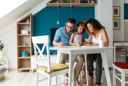 Des parents créant un espace d'apprentissage pour leur fille