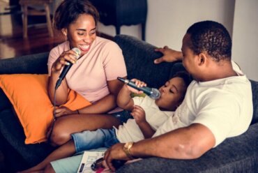 parents faisant un karaoké avec leur fille