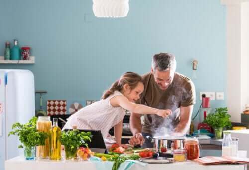 père et fille cuisinant pendant le confinement