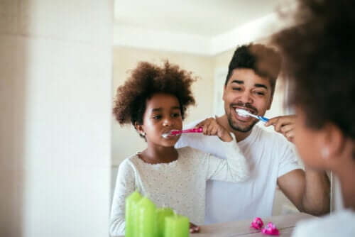 père et fille se brossant les dents