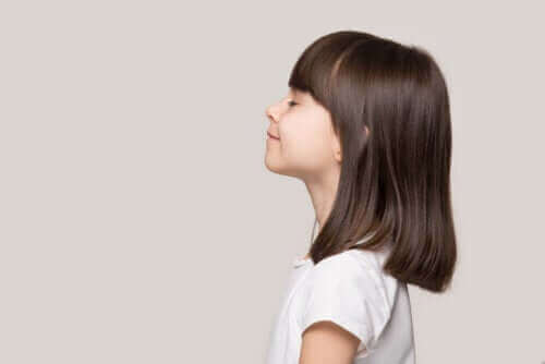 petite fille avec les yeux fermés, en pleine sérénité et tranquilité