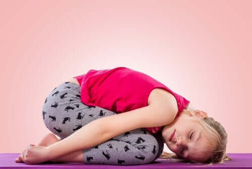 Une petite fille qui fait du yoga