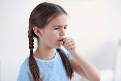 Une petite fille toussant