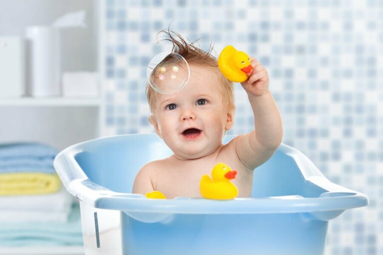 Jouets d'eau pour le bain du bébé