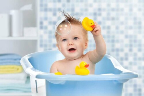 Des jouets d'eau pour le bain du bébé