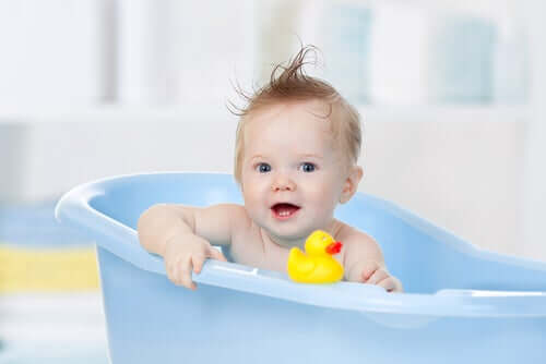 Un enfant dans sa baignoire. 