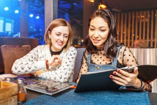 Deux amies qui dînent ensemble