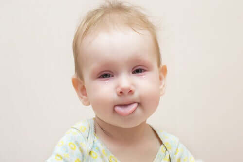 Un bébé ayant les deux yeux rouges