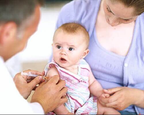 Un médecin injectant un vaccin à un bébé