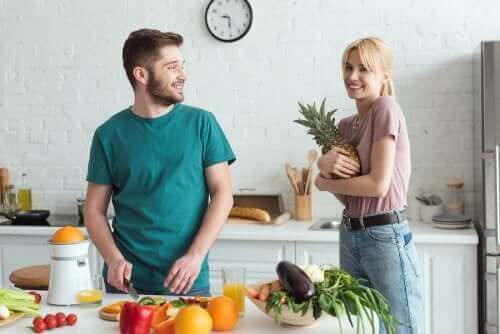 Un couple qui prépare un jus de fruits bon pour la santé.