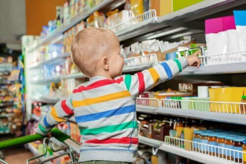 Suis-je en train d'éduquer un enfant consumériste ?