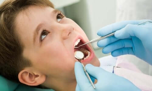 enfant chez le dentiste