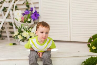 Un enfant ayant envie de vomir