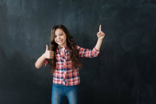 enfants heureux atteindre son objectif grâce à son potentiel