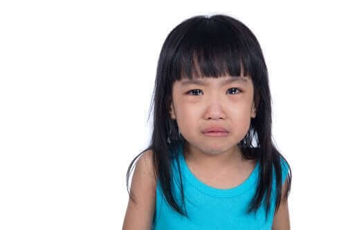 Une petite fille pleurant