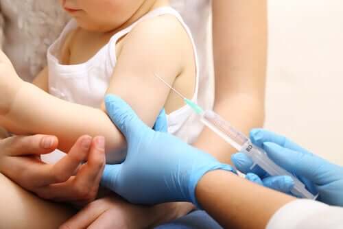 Un enfant recevant une injection