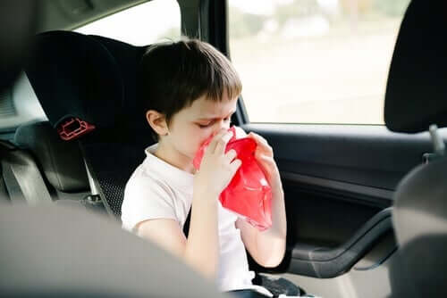 Un enfant ayant envie de vomir en voiture
