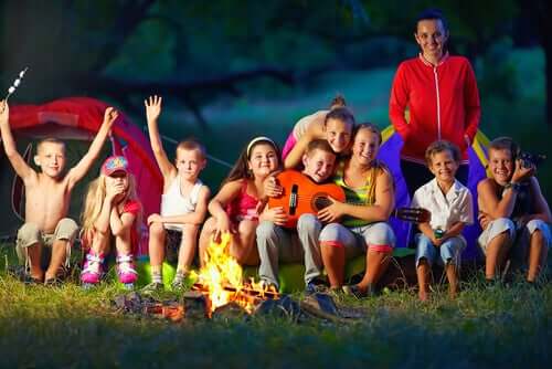 Parmi les activités estivales pour les parents et les enfants les plus appréciées figure le camping