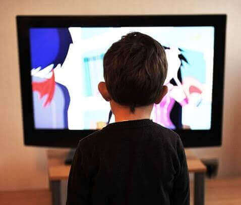 Un enfant devant la télévision.