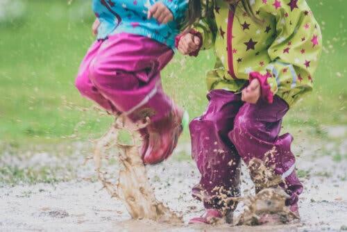 Des enfants jouant dans la boue.